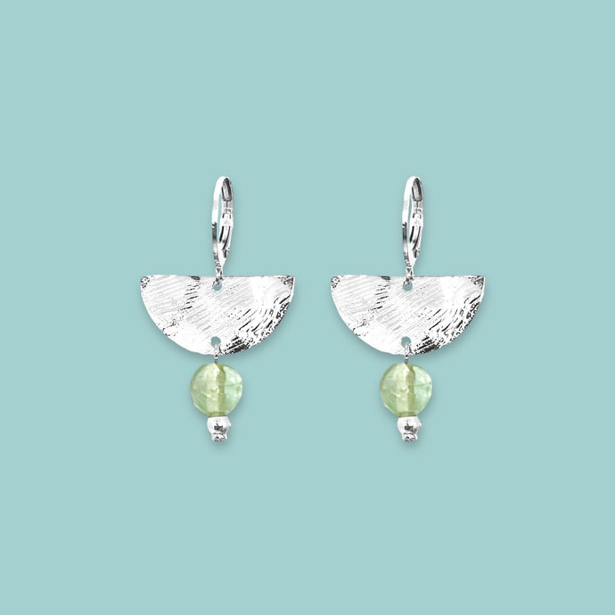 Petites boucles d'oreilles pendantes, de forme demi-lune, en métal martelé argenté et perles de fluorite vert d'eau, sur fond vert pastel