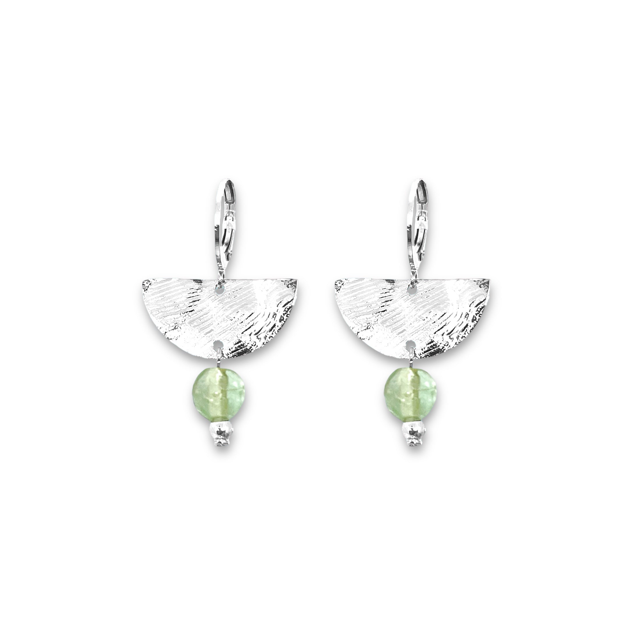 Petites boucles d'oreilles pendantes, de forme demi-lune, en métal martelé argenté et perles de fluorite vert d'eau, sur fond blanc