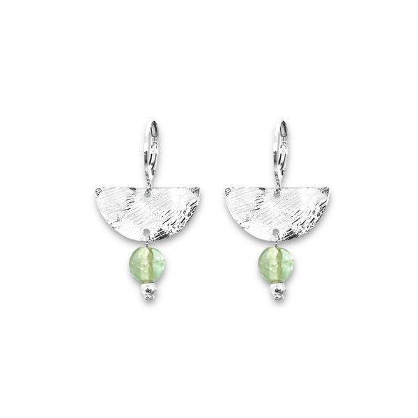Petites boucles d'oreilles pendantes, de forme demi-lune, en métal martelé argenté et perles de fluorite vert d'eau, sur fond blanc