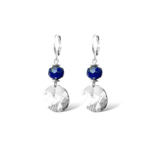 Charger l&#39;image dans la galerie, Petites boucles d&#39;oreilles avec sequin rond en métal martelé argenté et perles de Lapis Lazuli, sur fond blanc
