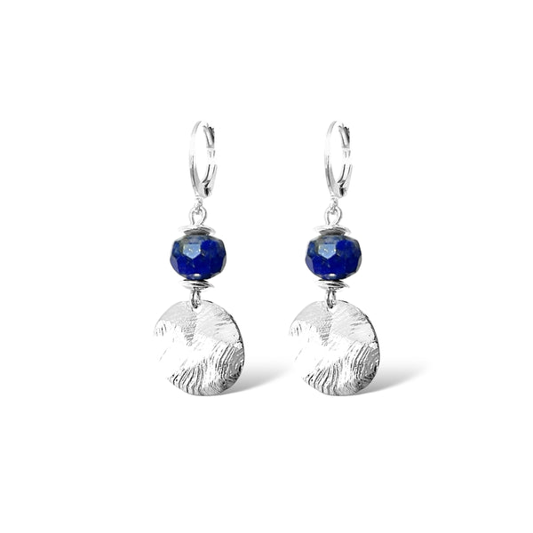 Petites boucles d'oreilles avec sequin rond en métal martelé argenté et perles de Lapis Lazuli, sur fond blanc