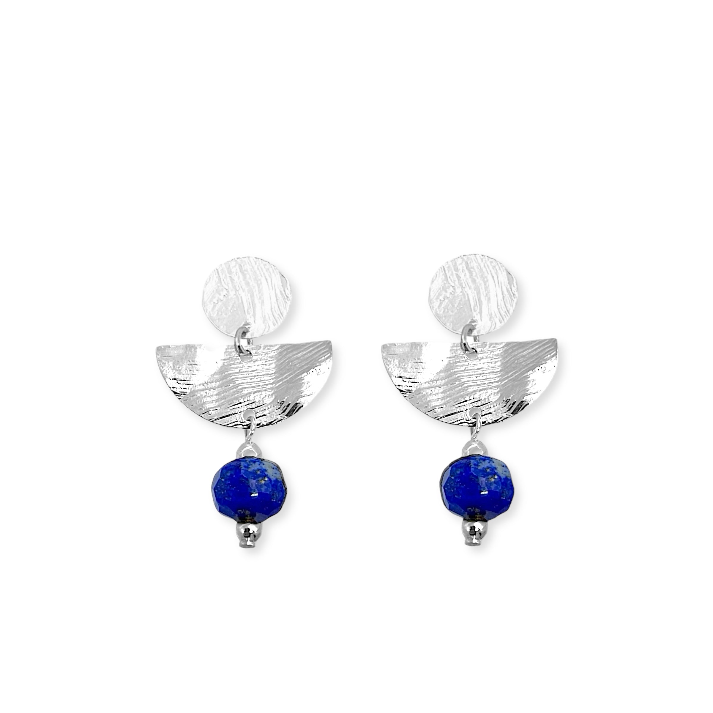 Boucles d'oreilles puces pendantes de forme demi-lune, en métal martelé argenté et perles de Lapis Lazuli, sur fond blanc