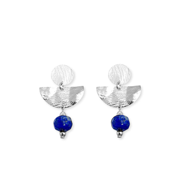 Boucles d'oreilles puces pendantes de forme demi-lune, en métal martelé argenté et perles de Lapis Lazuli, sur fond blanc