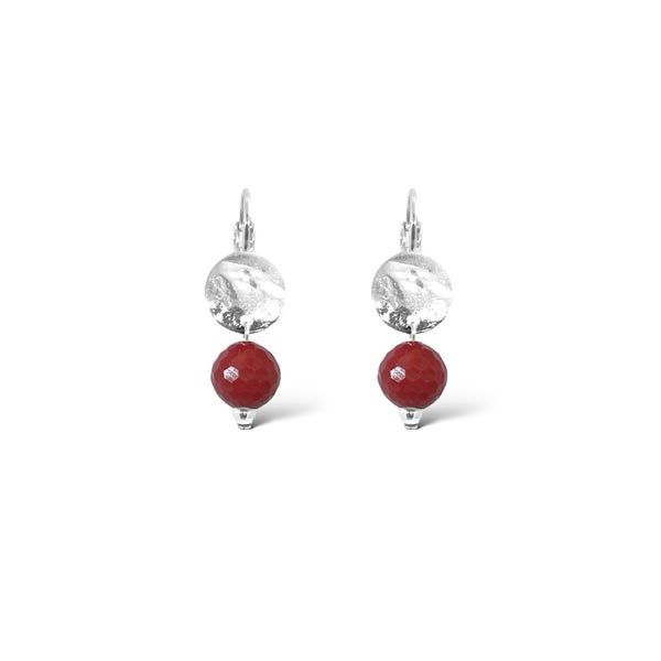 Petites boucles d'oreilles rondes en métal martelé doré à l'or fin avec pendant en perle de mokaïte bordeaux, sur fond blanc