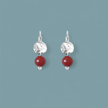 Charger l&#39;image dans la galerie, Petites boucles d&#39;oreilles rondes en métal martelé doré à l&#39;or fin avec pendant en perle de mokaïte bordeaux, sur fond bleu gris
