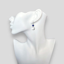 Charger l&#39;image dans la galerie, Petites boucles d&#39;oreilles avec sequin rond en métal martelé argenté et perles de Lapis Lazuli, portées à l&#39;oreille sur un buste blanc
