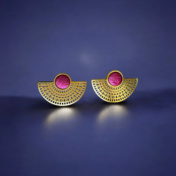 boucles d'oreilles puces dorées Nune modèle Amphea en cuir rose fushia métallisé, sur fond bleu