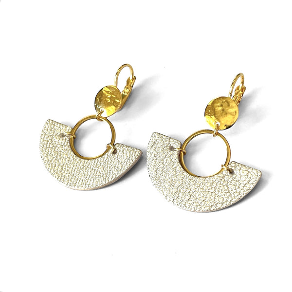 paire de boucles d'oreilles dorées pendantes en forme de demi-lunes en cuir bleu argent, sur fond blanc