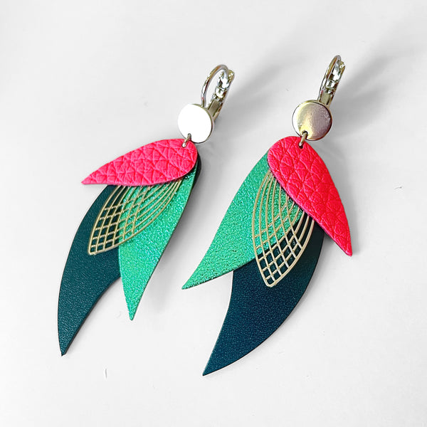 Boucles d'oreilles argentées Nune en forme de plumes, modèle Ara en cuirs rose fluo grainé, turquoise métallisé et vert canard sur fond blanc