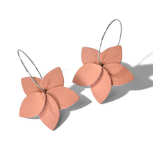Charger l&#39;image dans la galerie, Petites boucles d&#39;oreilles en forme de fleurs en cuir rose pêche, montées sur créoles argentées, sur fond blanc
