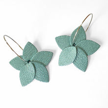 Charger l&#39;image dans la galerie, Petites boucles d&#39;oreilles en forme de fleurs en cuir bleu gris nacré, montées sur créoles argentées, sur fond blanc
