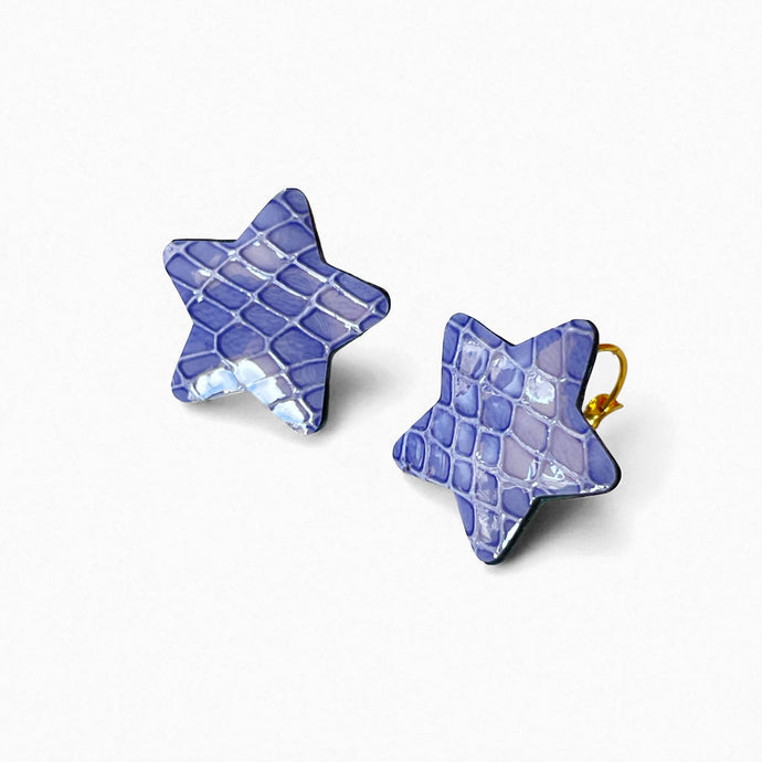 Boucles d'oreilles Diva en forme d'étoile en cuir bleu pervenche façon serpent, sur fond blanc