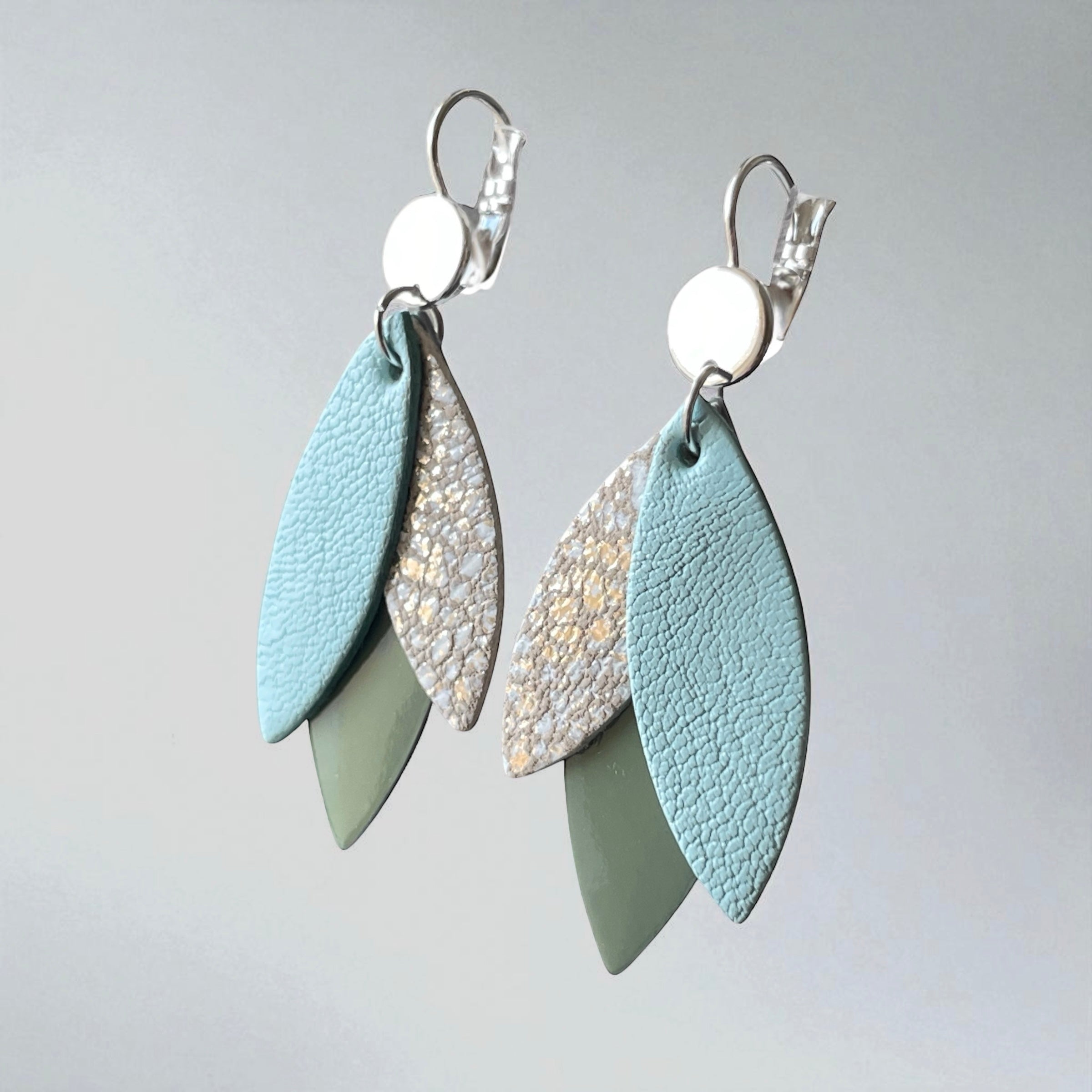 Boucles d'oreilles pendantes argentées et plumes de cuirs bleu nuage, blanc moucheté or et argent, et vert sauge vernis