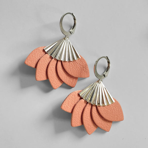 Boucles d'oreilles argentées Nune modèle Sakura en pétales de cuir rose pêche sur fond gris
