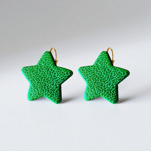 NUNE Boucles d'oreilles Diva en forme d'étoile en cuir recyclé vert métallisé, sur fond gris