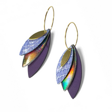 Charger l&#39;image dans la galerie, Boucles d&#39;oreilles créoles dorées Nune modèle Piume en cuirs bleu pervenche façon serpent, gris foncé holographique et violet satiné, sur fond blanc
