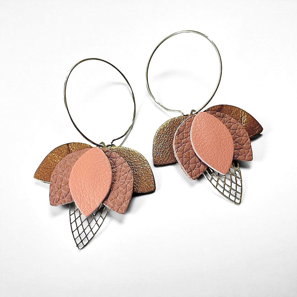 Créoles dorées en forme de fleurs de Lotus en cuirs bronze métallisé, marron glacé grainé et rose pêche sur fond blanc