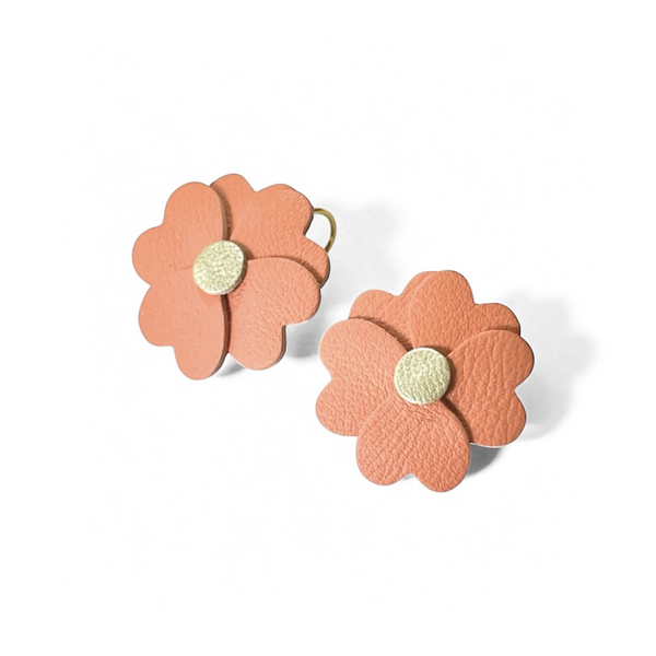 Boucles d'oreilles Nune en forme de petites fleurs , modèle Lalie, en cuirs rose pêche & champagne perlé sur fond blanc