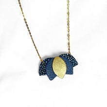 Charger l&#39;image dans la galerie, Collier dorée en forme de fleur de Lotus en cuirs bleu nuit grainé métallisé, bleu nuit et doré satiné sur fond blanc
