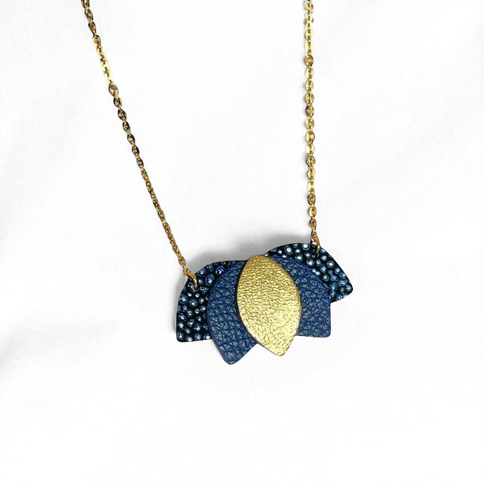 Collier dorée en forme de fleur de Lotus en cuirs bleu nuit grainé métallisé, bleu nuit et doré satiné sur fond blanc