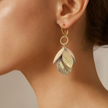 Charger l&#39;image dans la galerie, Boucles d’oreilles pendantes en cuir et acier inoxydable doré, de style bohème chic, avec pendentif en feuilles de cuir doré façon serpent superposées, portées à l&#39;oreille
