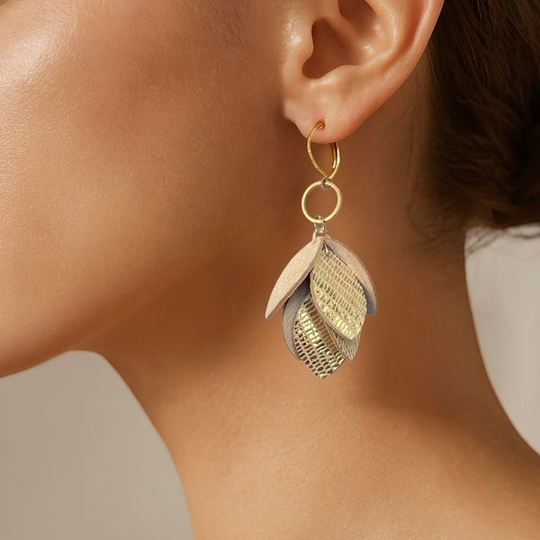 Boucles d’oreilles pendantes en cuir et acier inoxydable doré, de style bohème chic, avec pendentif en feuilles de cuir doré façon serpent superposées, portées à l'oreille