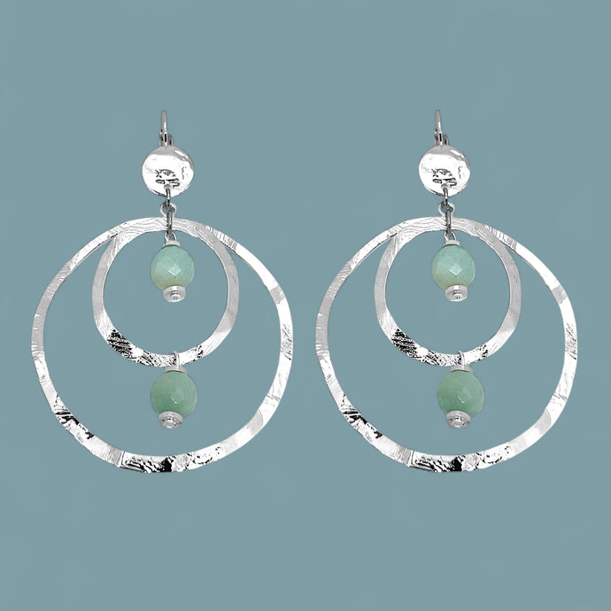 Grandes boucles d'oreilles créoles en métal martelé argenté et perles minérales naturelles d'amazonite, de forme ronde, avec doubles anneaux, sur fond bleu gris