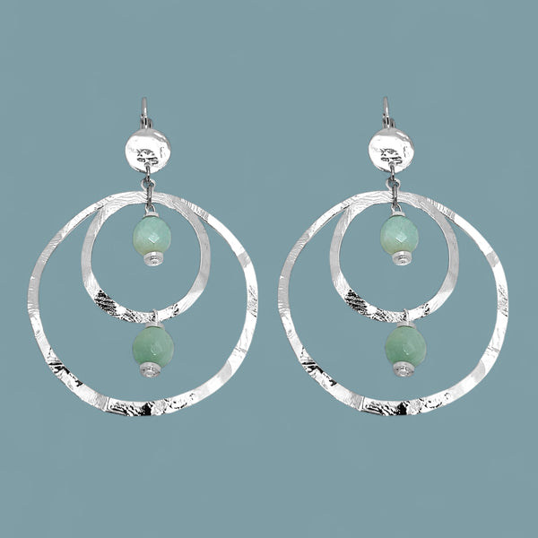 Grandes boucles d'oreilles créoles en métal martelé argenté et perles minérales naturelles d'amazonite, de forme ronde, avec doubles anneaux, sur fond bleu gris