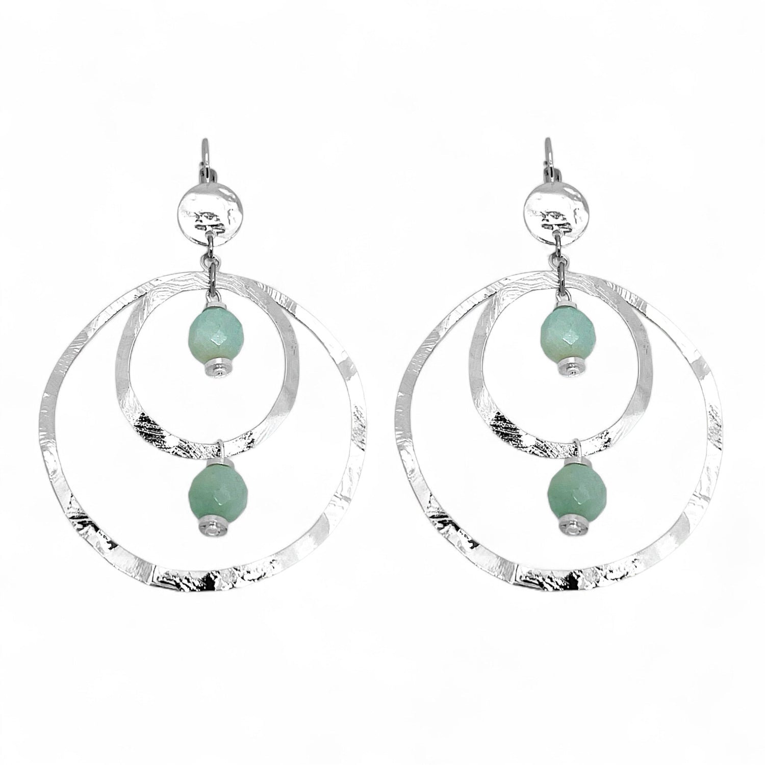 Grandes boucles d'oreilles créoles en métal martelé argenté et perles minérales naturelles d'amazonite, de forme ronde, avec doubles anneaux, sur fond blanc