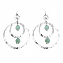 Charger l&#39;image dans la galerie, Grandes boucles d&#39;oreilles créoles en métal martelé argenté et perles minérales naturelles d&#39;amazonite, de forme ronde, avec doubles anneaux, sur fond blanc
