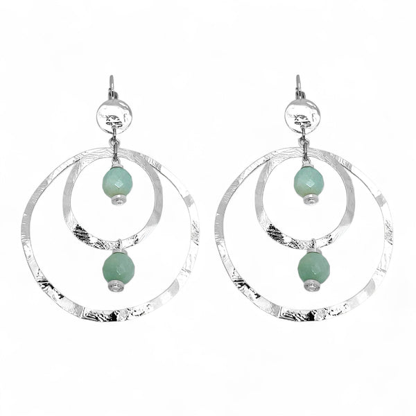Grandes boucles d'oreilles créoles en métal martelé argenté et perles minérales naturelles d'amazonite, de forme ronde, avec doubles anneaux, sur fond blanc