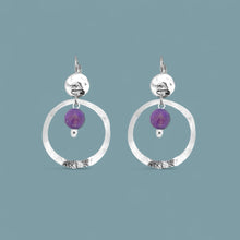 Charger l&#39;image dans la galerie, Petites boucles d&#39;oreilles créoles argentées pendantes rondes avec perles d&#39;améthyste, sur fond bleu gris
