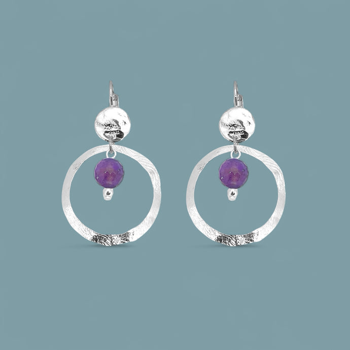 Petites boucles d'oreilles créoles argentées pendantes rondes avec perles d'améthyste, sur fond bleu gris