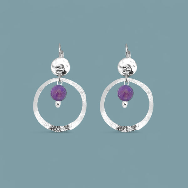 Petites boucles d'oreilles créoles argentées pendantes rondes avec perles d'améthyste, sur fond bleu gris