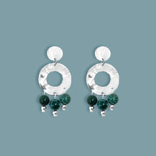 Charger l&#39;image dans la galerie, Petites boucles d&#39;oreilles créoles à puces de forme ronde en métal martelé argenté et pierres naturelles de Jaspe océan vert foncé, sur fond bleu gris
