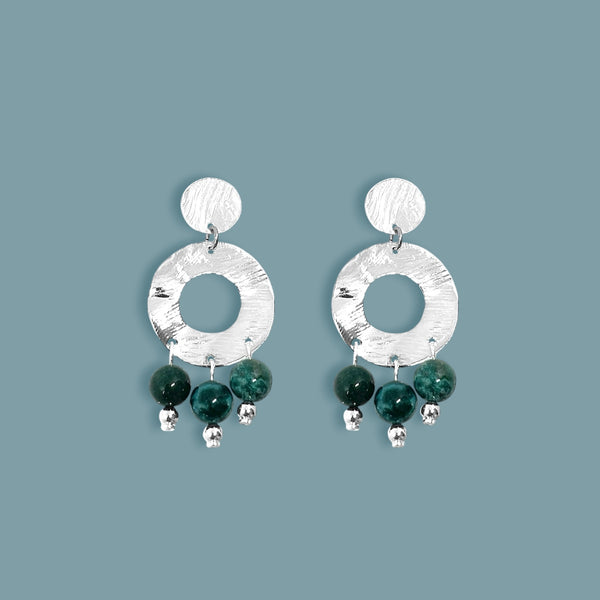 Petites boucles d'oreilles créoles à puces de forme ronde en métal martelé argenté et pierres naturelles de Jaspe océan vert foncé, sur fond bleu gris