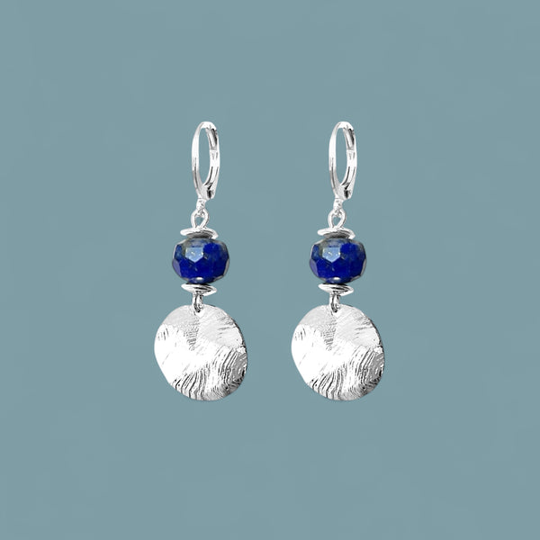 Petites boucles d'oreilles avec sequin rond en métal martelé argenté et perles de Lapis Lazuli, sur fond bleu gris