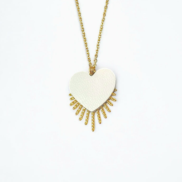 NUNE collier doré Vénus en forme de cœur style ex-voto en cuir recyclé blanc satiné, sur fond blanc