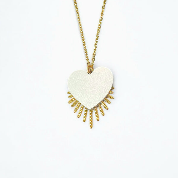 NUNE collier doré Vénus en forme de cœur style ex-voto en cuir recyclé blanc satiné, sur fond blanc