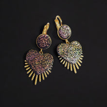 Charger l&#39;image dans la galerie, NUNE Boucles d&#39;oreilles dorées en forme de cœurs style ex-voto en cuir pailleté recyclé noir pailleté irisé, sur fond noir
