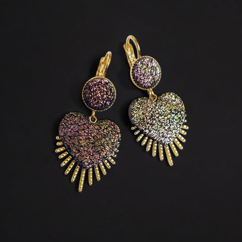 NUNE Boucles d'oreilles dorées en forme de cœurs style ex-voto en cuir pailleté recyclé noir pailleté irisé, sur fond noir