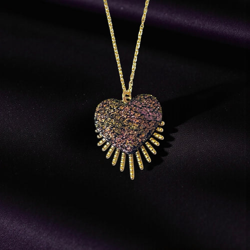 NUNE collier doré Vénus en forme de cœur style ex-voto en cuir noir pailleté irisé recyclé, sur fond noir