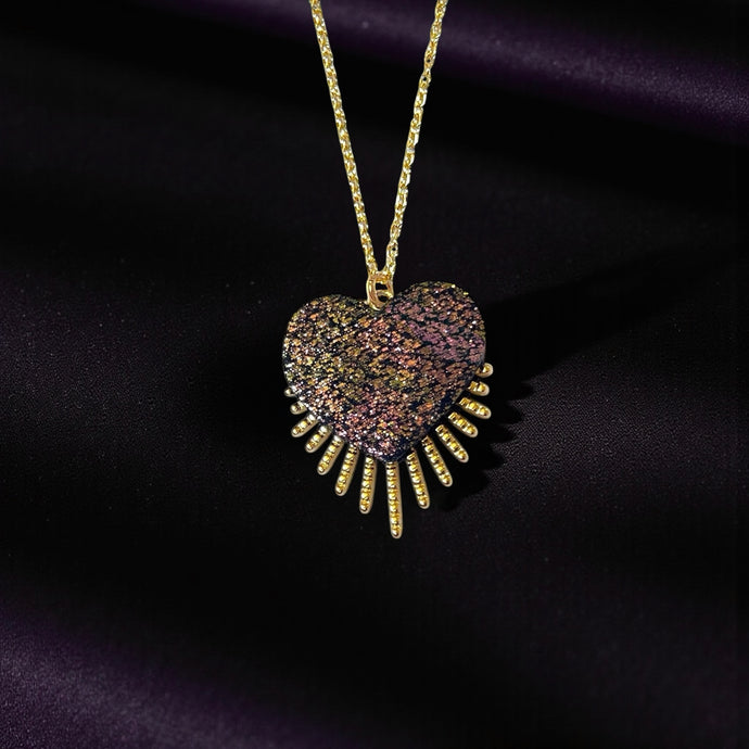 NUNE collier doré Vénus en forme de cœur style ex-voto en cuir noir pailleté irisé recyclé, sur fond noir