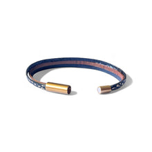 Charger l&#39;image dans la galerie, Cielo Bracelet femme tricolore à 3 liens avec fermoir aimanté doré, en cuirs doré, noir grainé or et noir brillant façon serpent, vu coté fermoir aimanté ouvert, sur fond blanc
