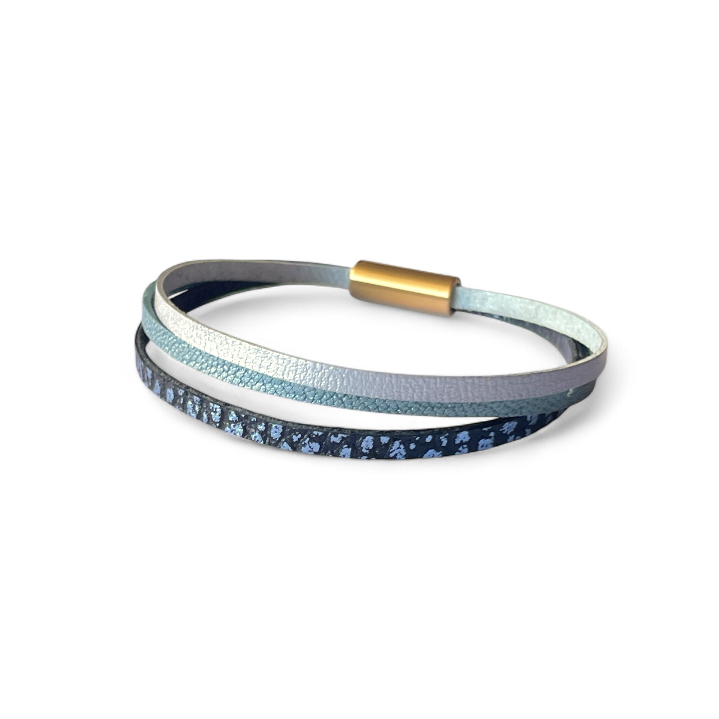 Cielo Bracelet femme tricolore à 3 liens avec fermoir aimanté doré, en cuirs bleu gris nacré, bleu glacier métallisé grainé, et champagne nacré, sur fond blanc