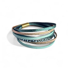 Charger l&#39;image dans la galerie, Solis Bracelet femme tricolore multi liens avec fermoir aimanté doré, en cuirs bleu paon pailleté, bleu nuage, cannelle dorée satinée et bleu glacier grainé métallisé, sur fond blanc
