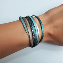 Charger l&#39;image dans la galerie, Solis Bracelet femme tricolore multi liens avec fermoir aimanté doré, en cuirs bleu paon pailleté, bleu nuage, cannelle dorée satinée et bleu glacier grainé métallisé, porté au poignet
