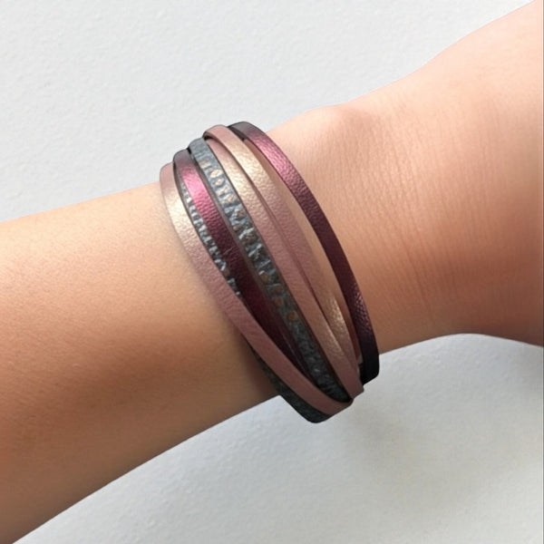 Solis Bracelet femme tricolore multi liens avec fermoir aimanté doré, en cuirs vieux rose nacré, gris mordoré grainé et grenat métallisé, porté au poignet