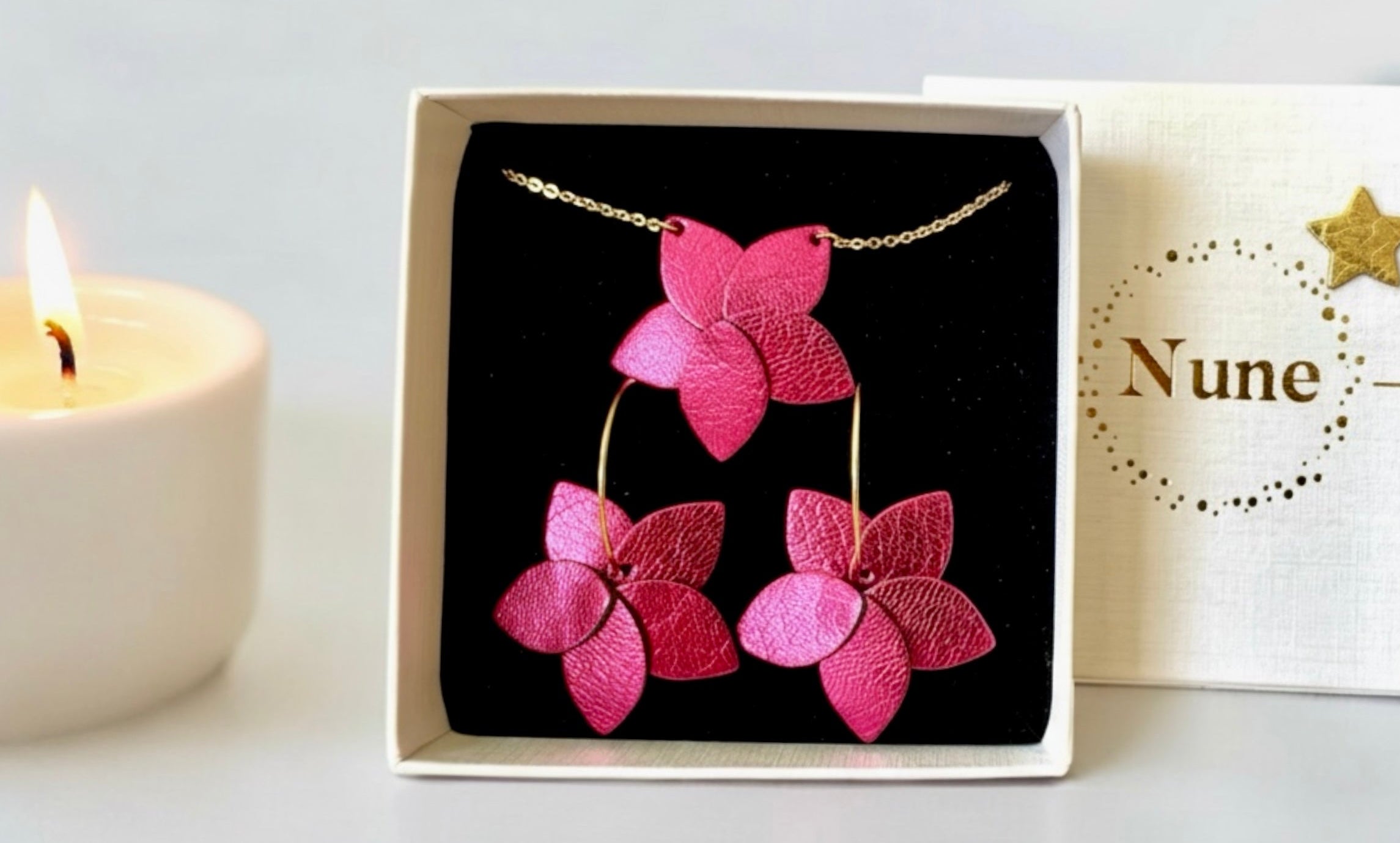 Parure cadeau personnalisé femme modèle Jasmin en cuir fushia métallisé, présentée dans un écrin-cadeau Nune