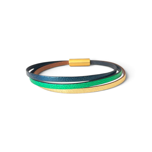 Bracelet femme tricolore à 3 liens de cuir avec fermoir aimanté doré, en cuirs bleu nuit métallisé, vert métallisé et doré satiné, vu à plat